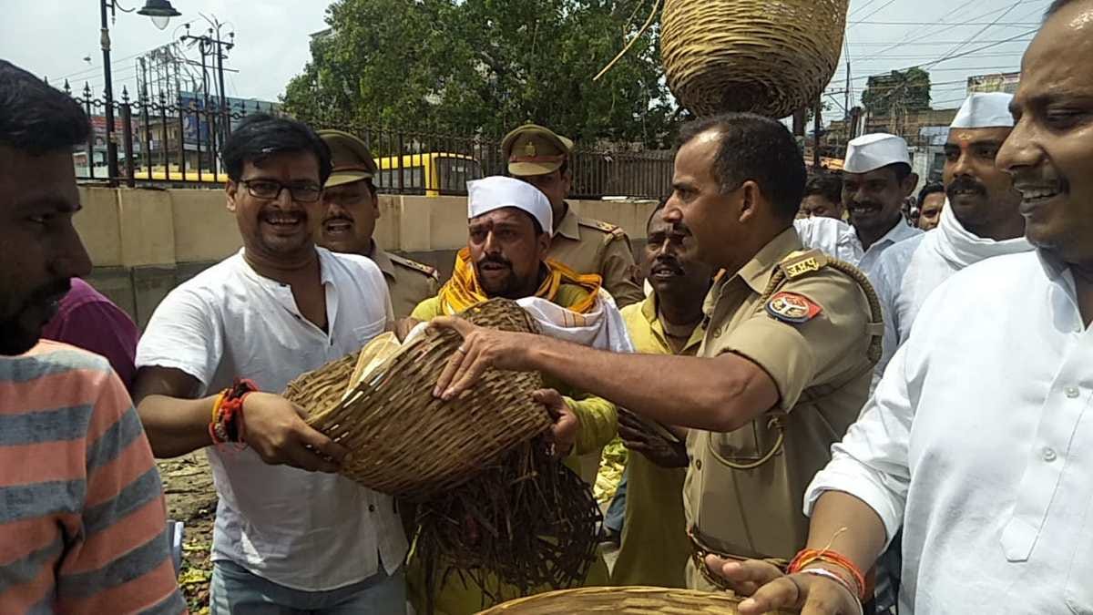 Congress worker protest against varanasi mayor
