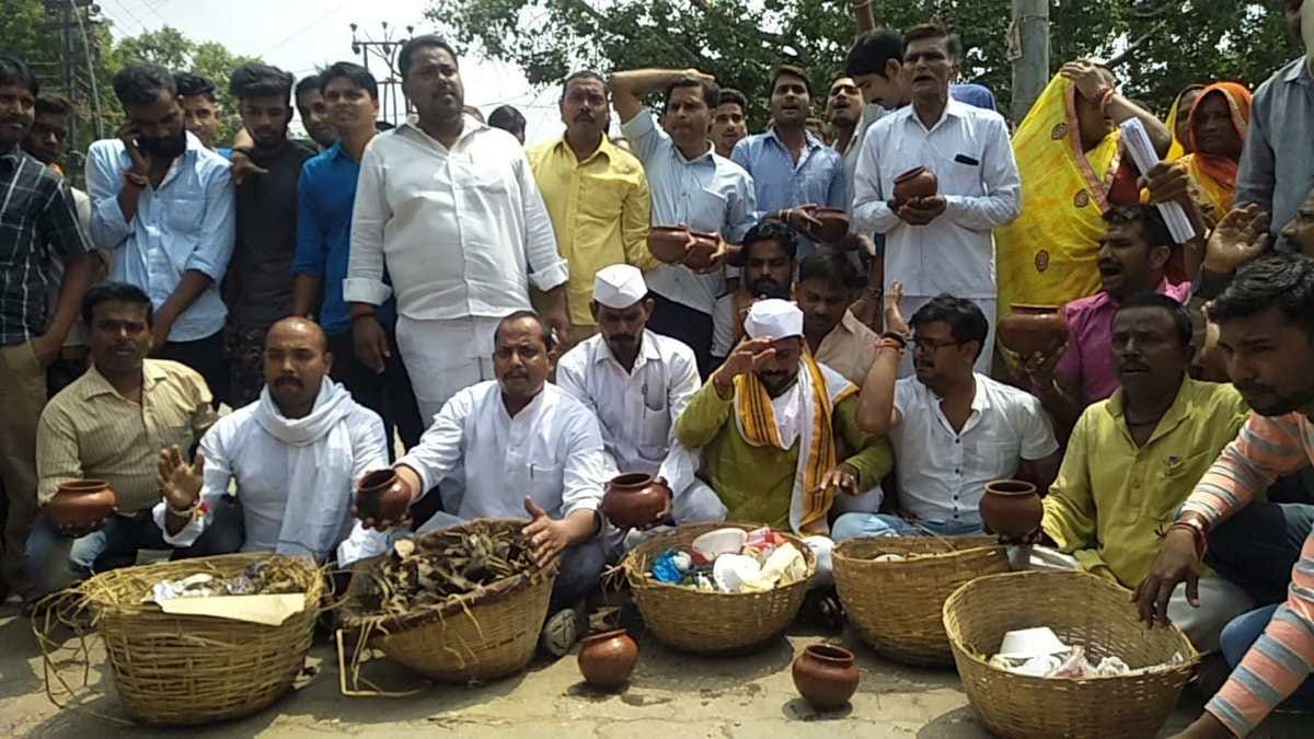 Congress worker protest against varanasi mayor
