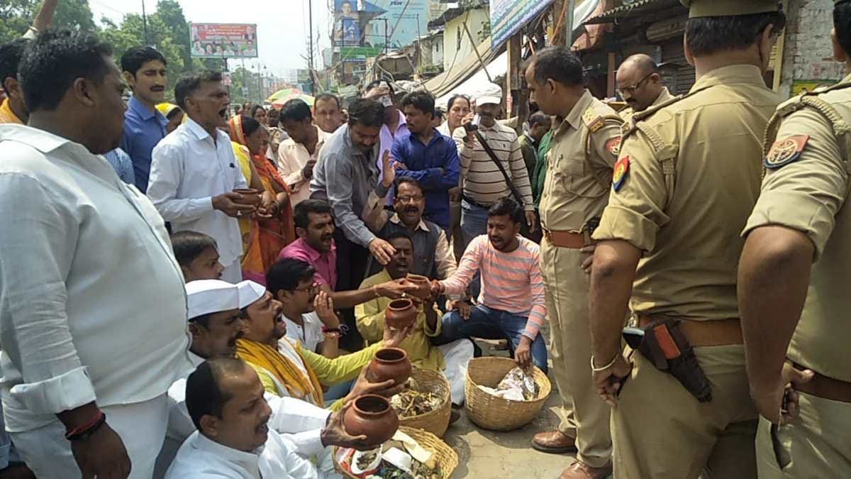 Congress worker protest against varanasi mayor