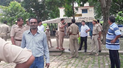 Muri express passengers make protest after train halted at agori khas railway station