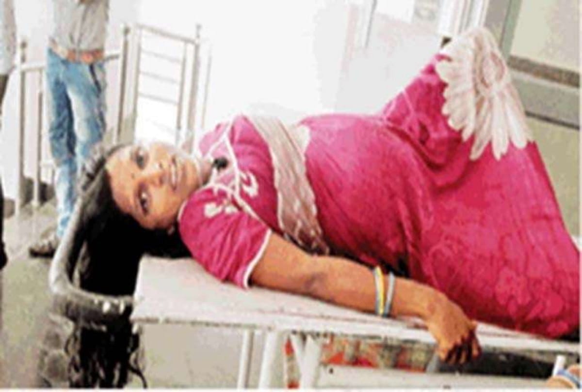Baby hand out of the uterus and doctors refer pregnant woman to another hospital