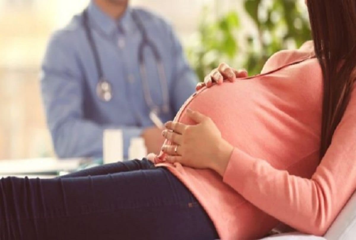 Baby hand out of the uterus and doctors refer pregnant woman to another hospital