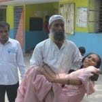 कोतवाली से घायल महिला को अस्पताल ले जाते परिजन