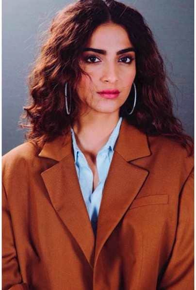 Sonam Kapoor Trolled for Wearing Over-sized Coat by arjun kapoor and anand ahuja