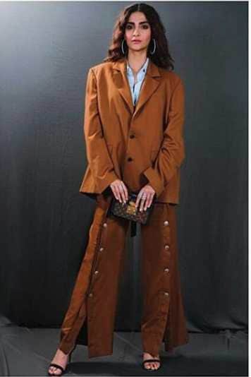 Sonam Kapoor Trolled for Wearing Over-sized Coat by arjun kapoor and anand ahuja