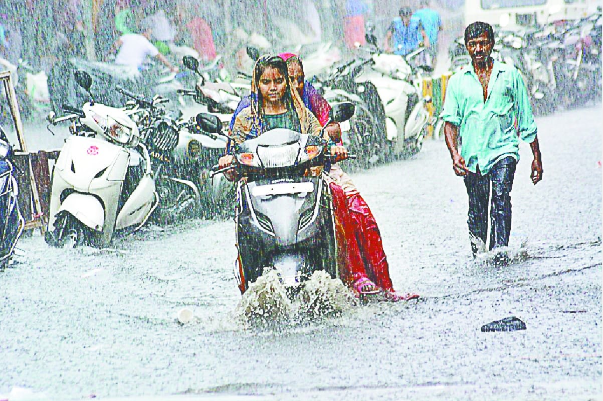 Waterfall on Shiv Chowk, jam on court road