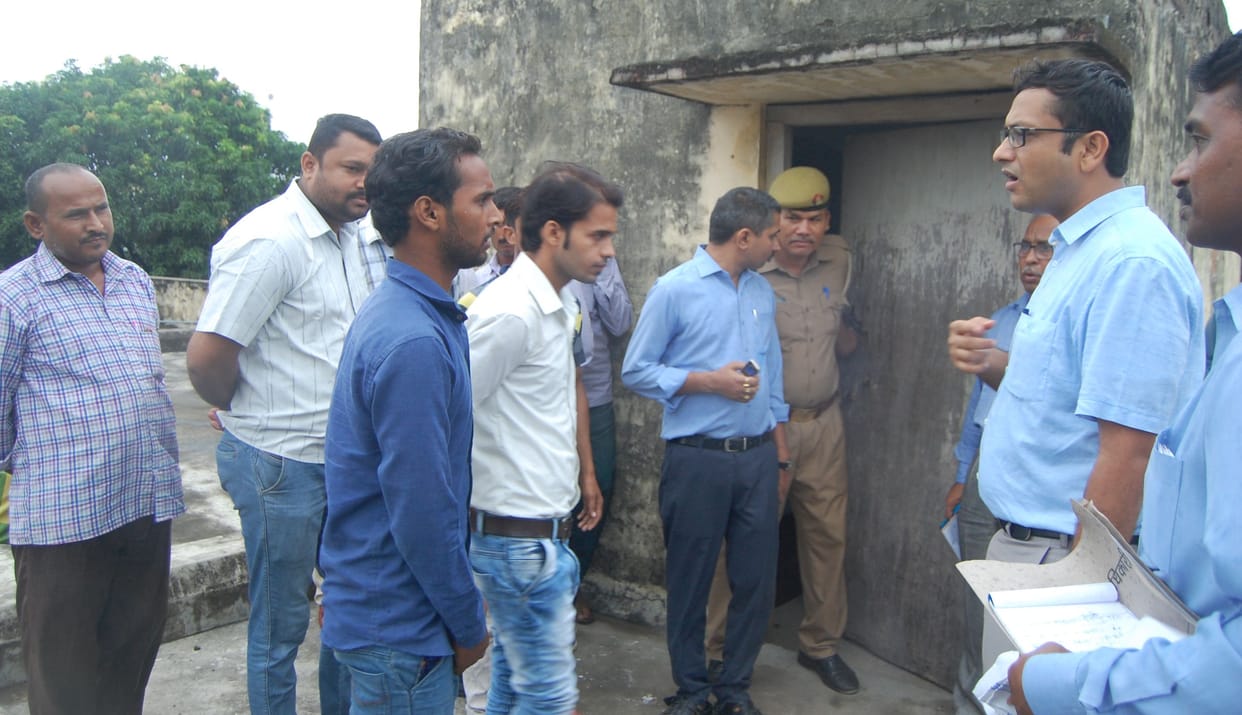 बीएसए दफ्तर में पहुंचे डीएम, मची खलबली