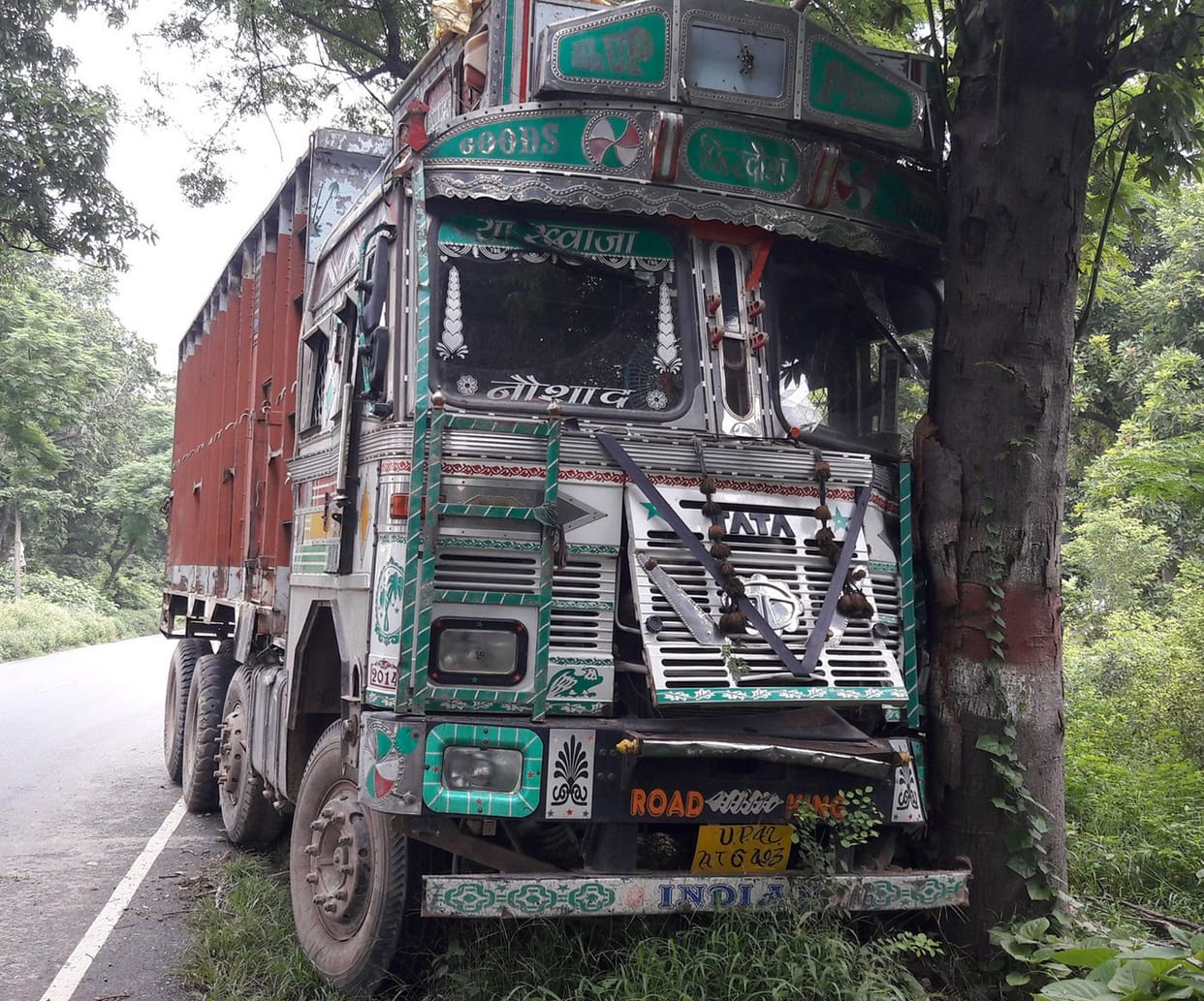 खड़ी बस में टकराई कार, बैंक अफसर घायल