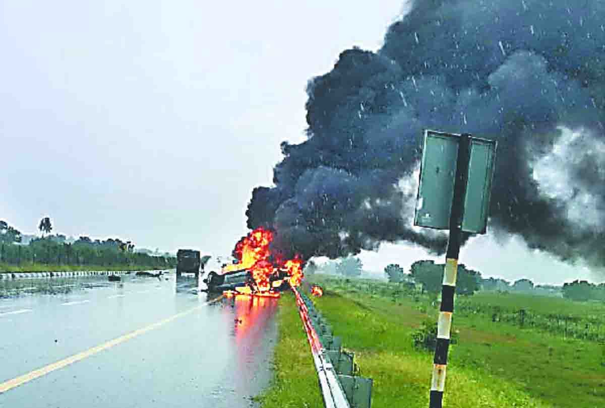 car caught fire on agra lucknow expressway