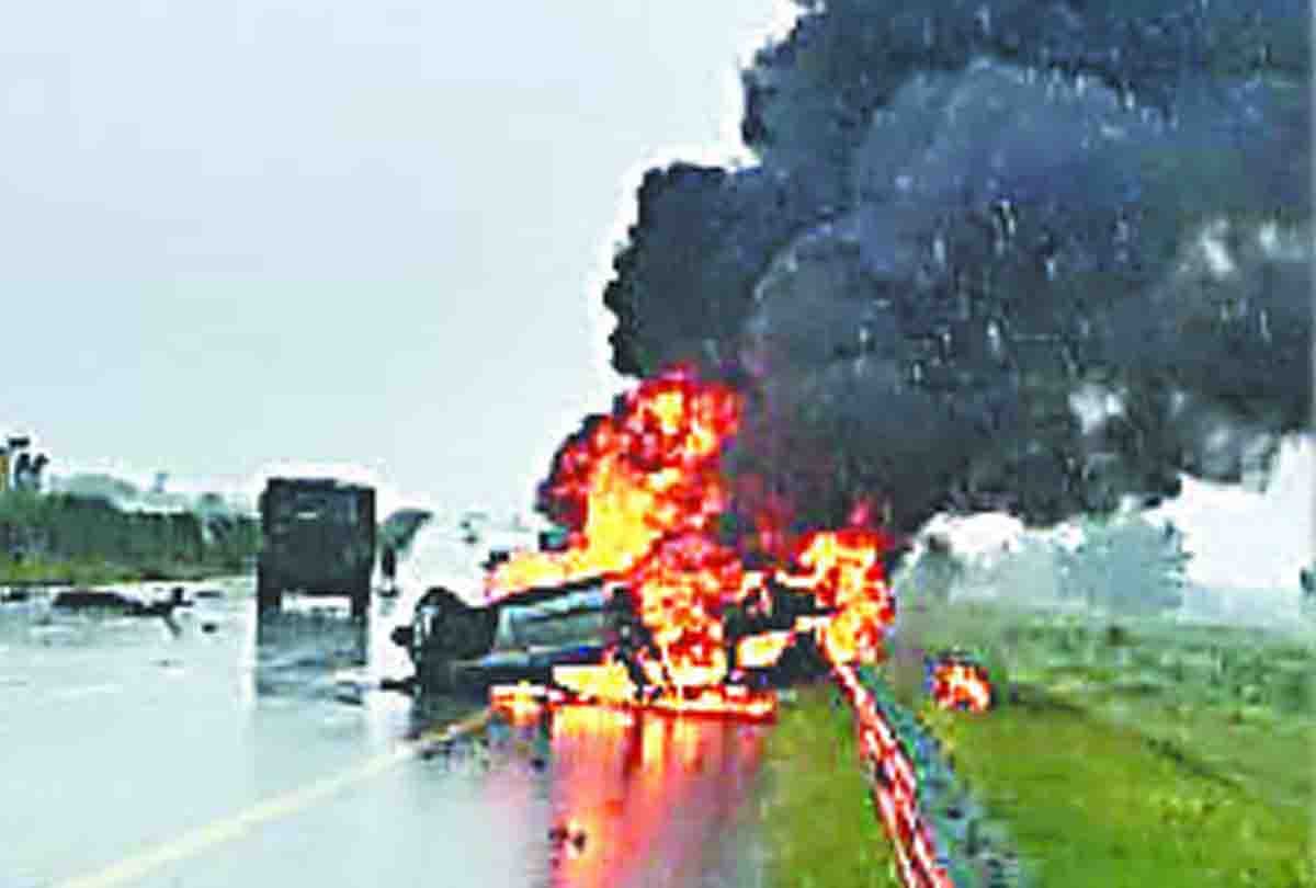 car caught fire on agra lucknow expressway