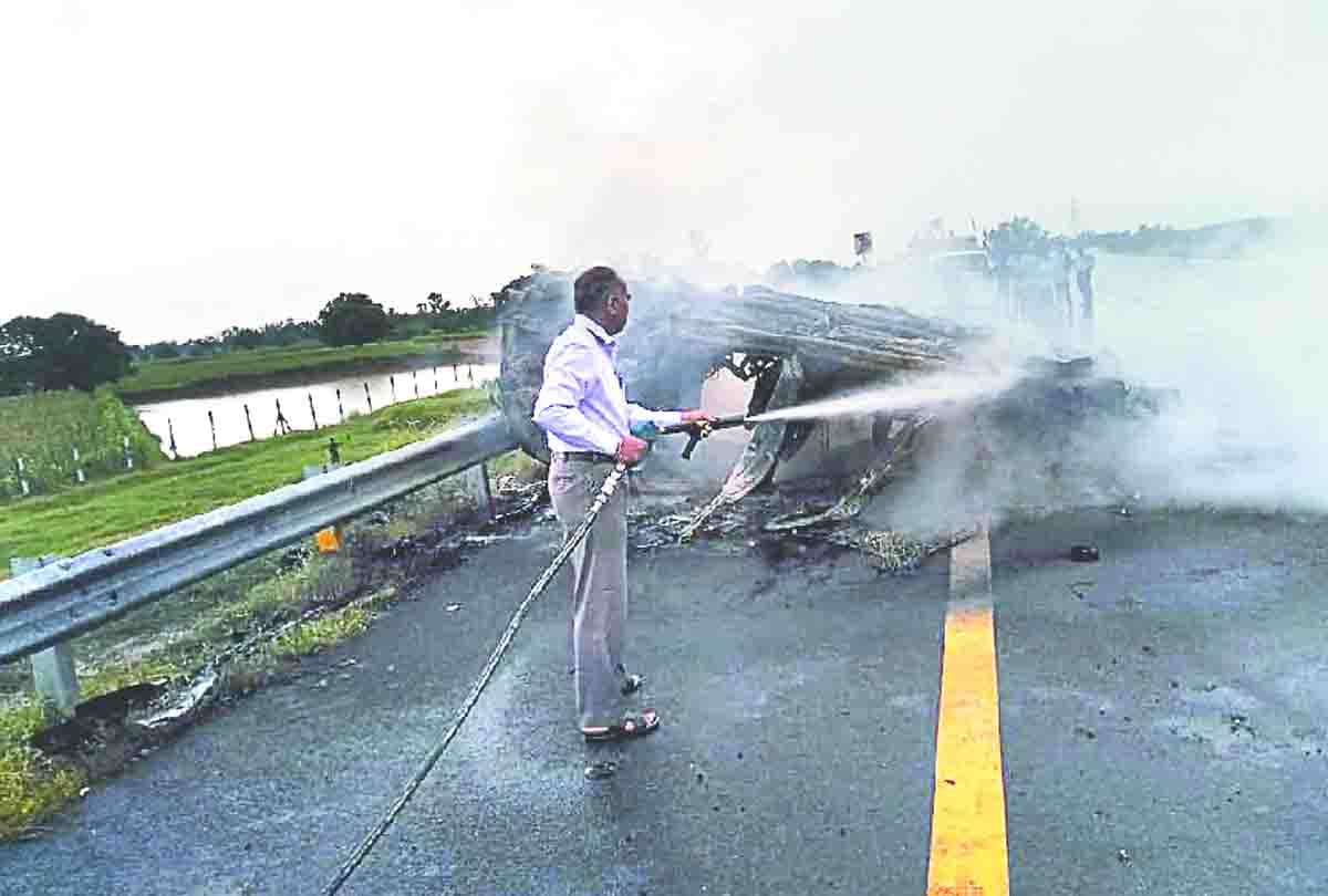 car caught fire on agra lucknow expressway