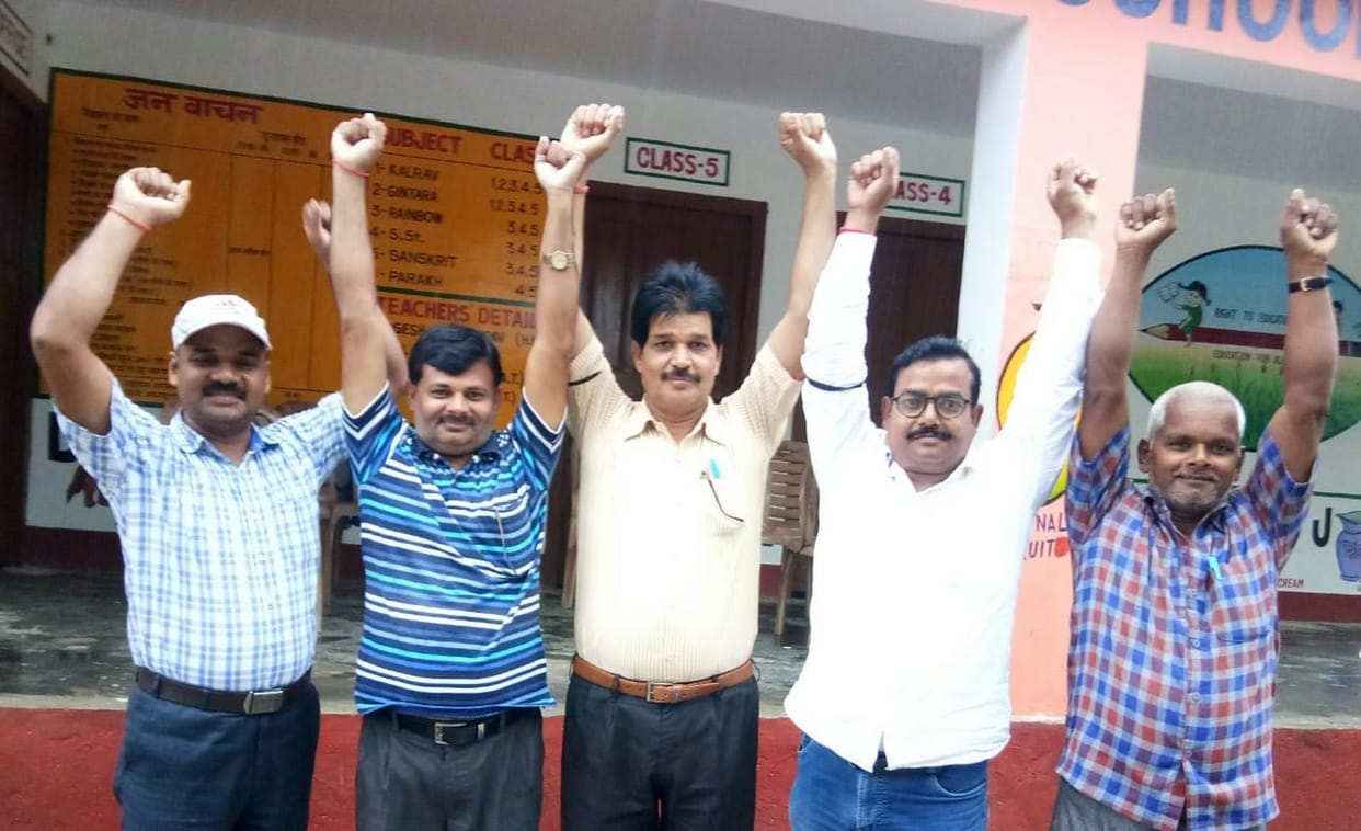 मांगों को लेकर दूसरे दिन भी कलमबंद हड़ताल पर रहे कर्मचारी