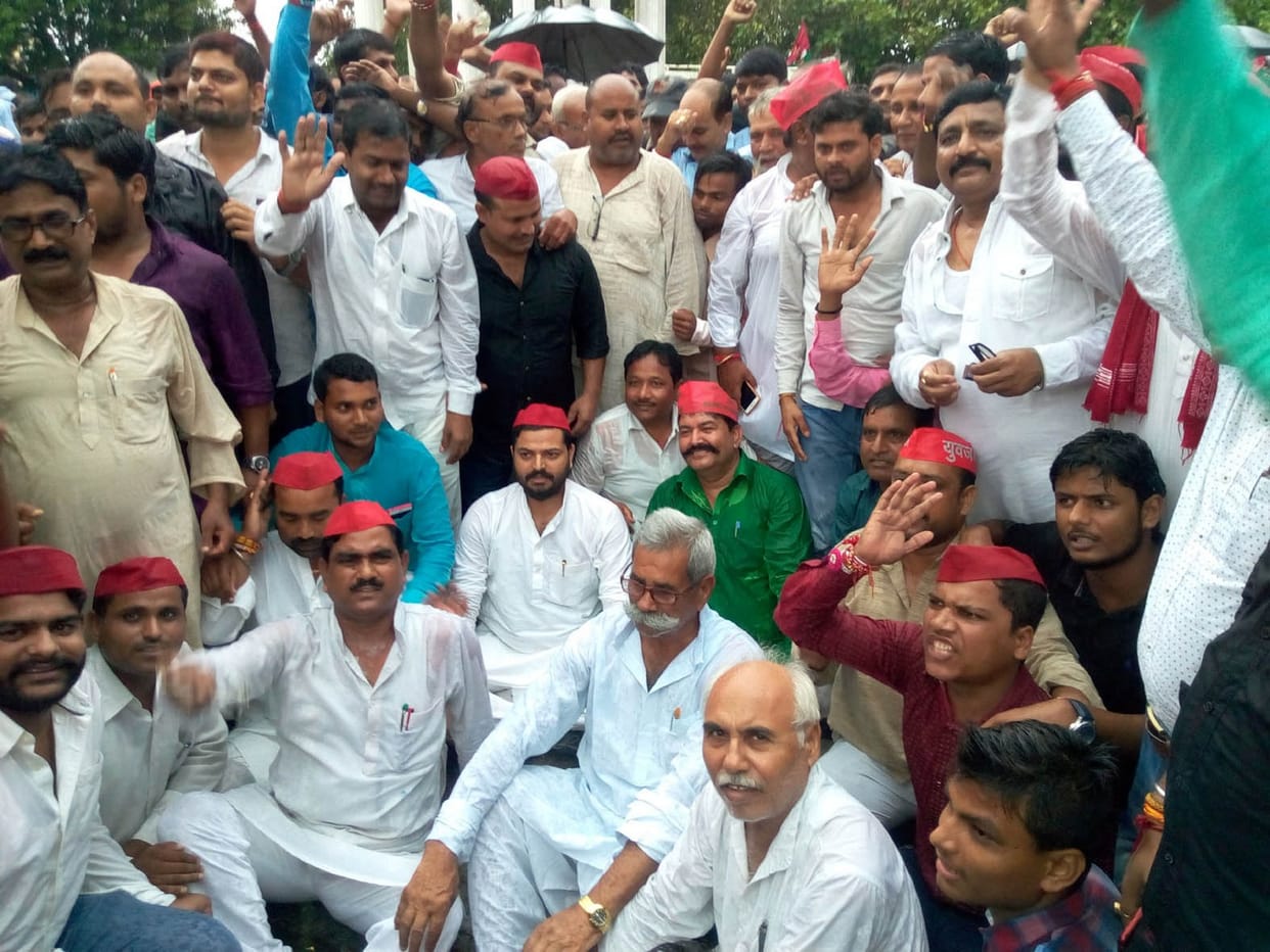कलेक्ट्रेट के बाहर गरजे सपाई