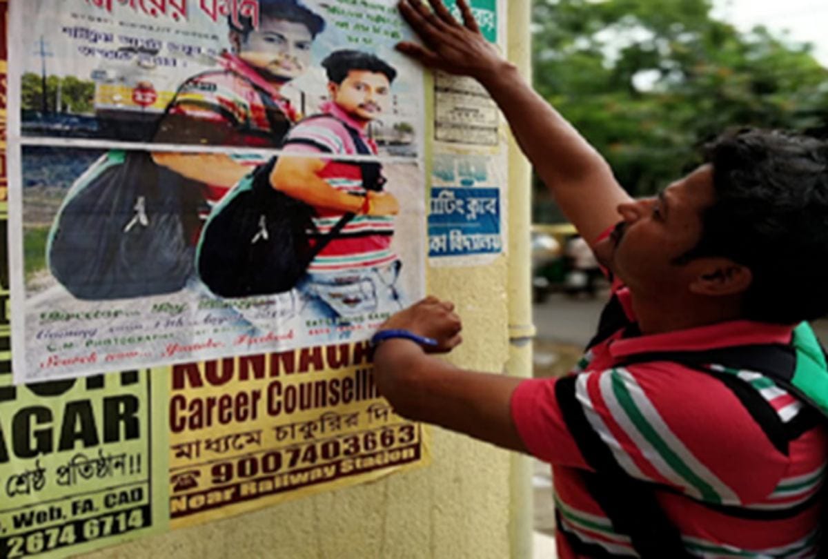 Kolkata Man Paste 4000 posters to confess love to stranger girl he met on train