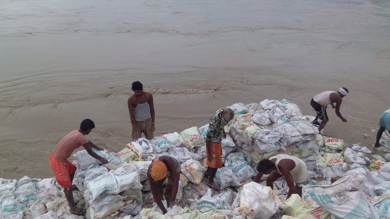 नदी में समा सकता है प्राथमिक विद्यालय