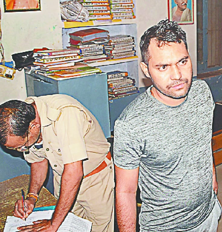 bekaabu daroga ne dauraai gaari