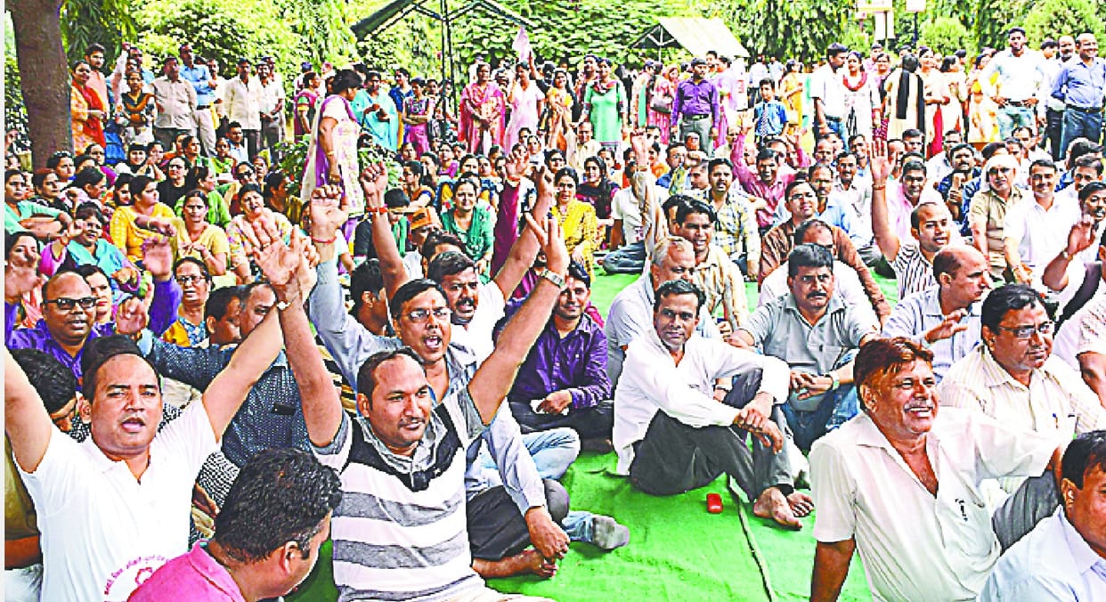 nayi pansion vayvastha ke khilaf hadtal suru