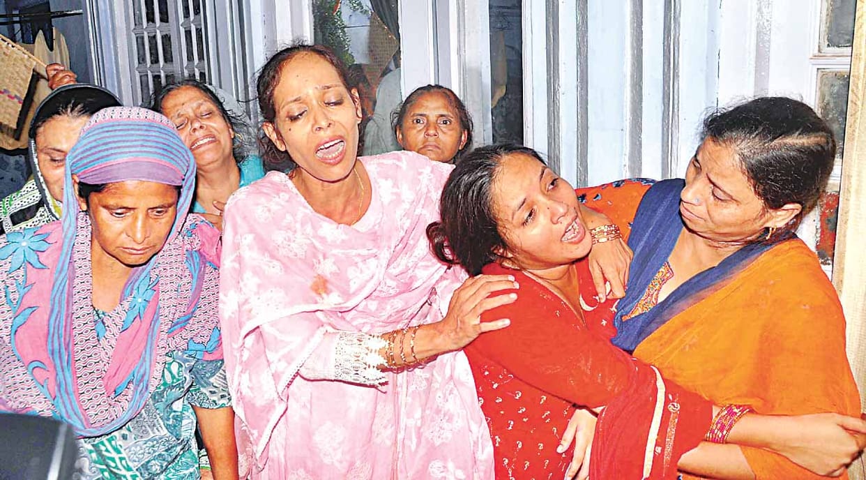 two children died in amroha due to falling of tinshade