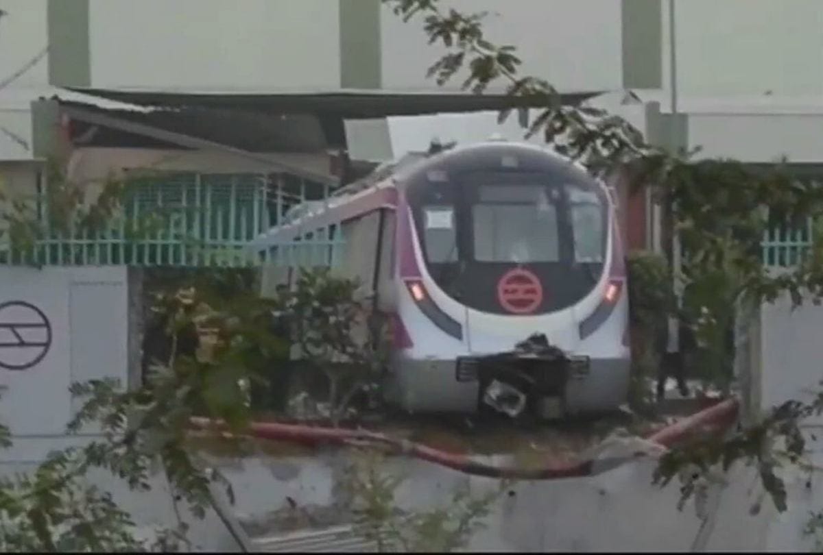 Delhi Metro Funny Photo Mumbai Metro Viral Pictures