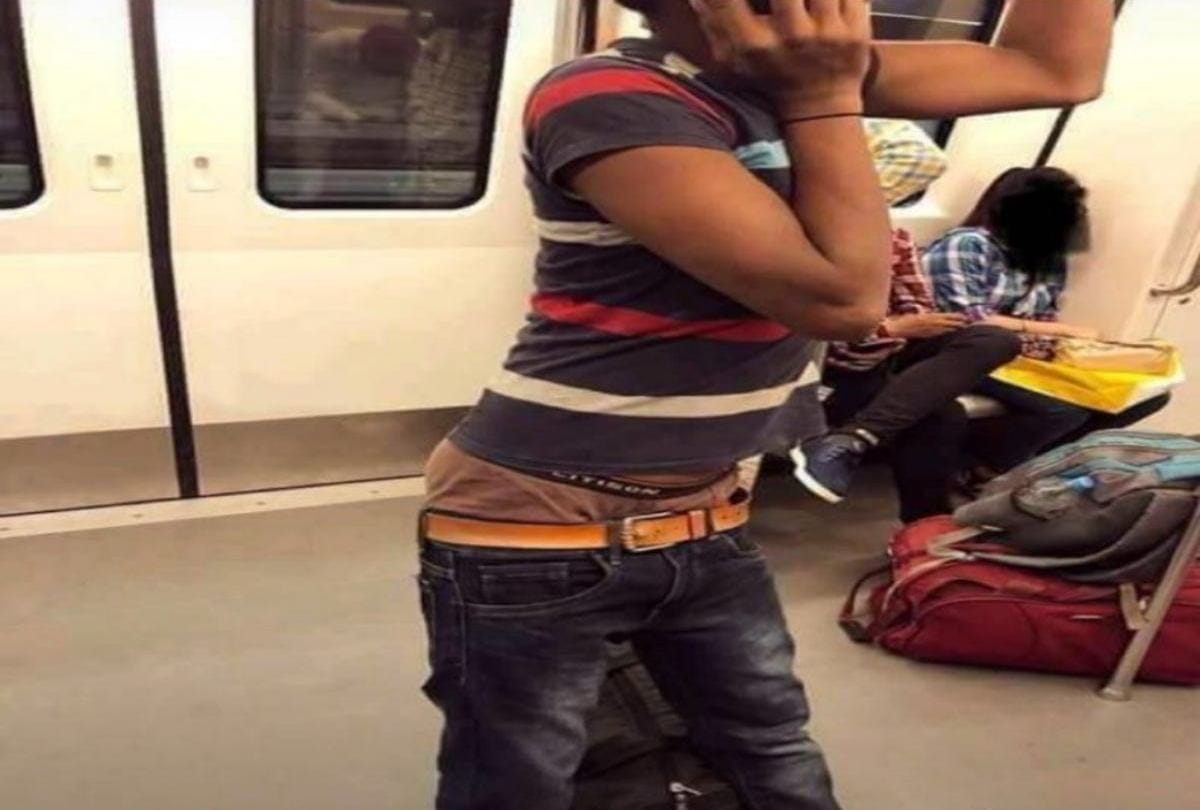 Delhi Metro Funny Photo Mumbai Metro Viral Pictures