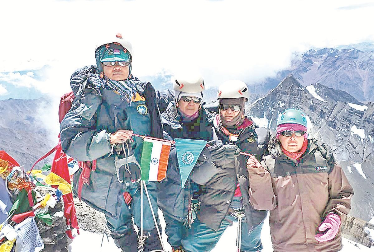 Eight women crew climbed 21630 feet Manirang Peak in Lahaul spiti