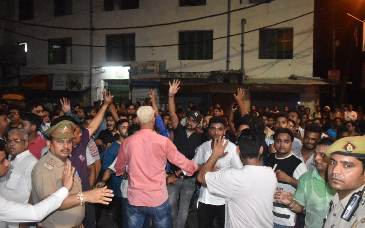 Meerut police did not reach at time as People were fighting life and death in a road accident