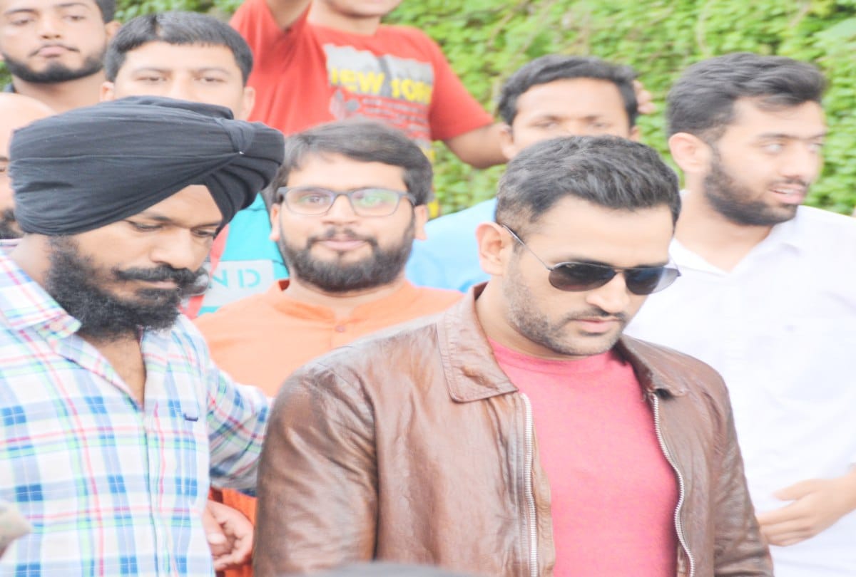cricketer MS dhoni went to delhi with wife sakshi