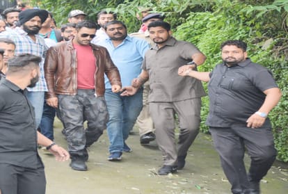 mahendra singh dhoni stuck in traffic jam at shimla after shooting