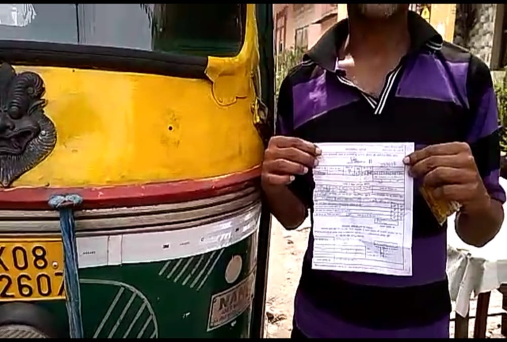 Police cut auto rickshaw driver challan for Not wearing helmet in haridwar