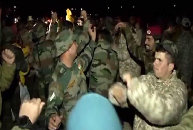 Chandigarh, India Pakistan Soldiers Dance on Sapna Choudhary Songs
