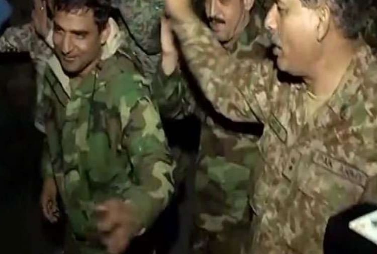 Chandigarh, India Pakistan Soldiers Dance on Sapna Choudhary Songs