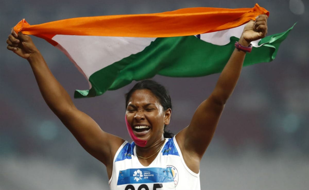 swapna burman gets special shoes for 6 finger pair