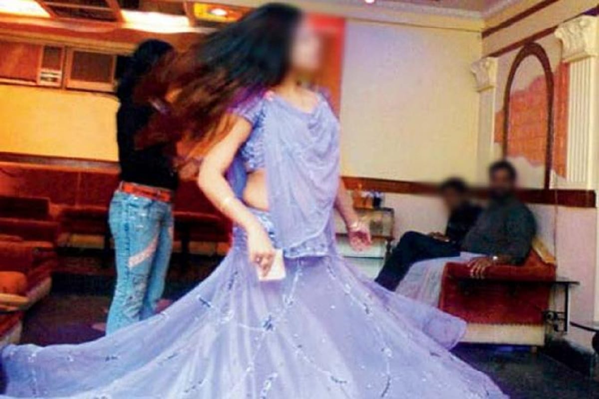 12 arrested for allegedly spread obscenity in dance bar, six women released