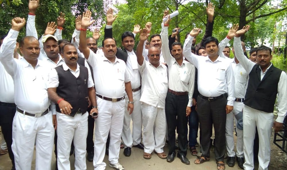 The protesters protest at DM's office