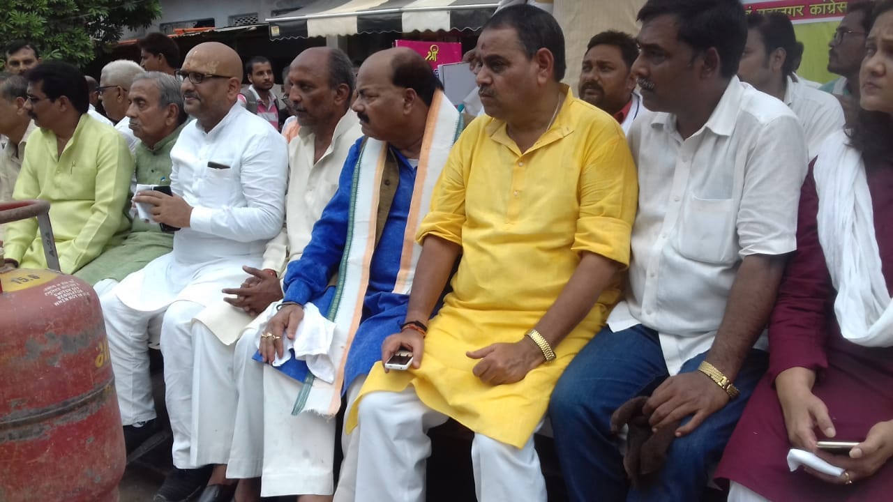 varanasi congress protest against petroleum products inflation