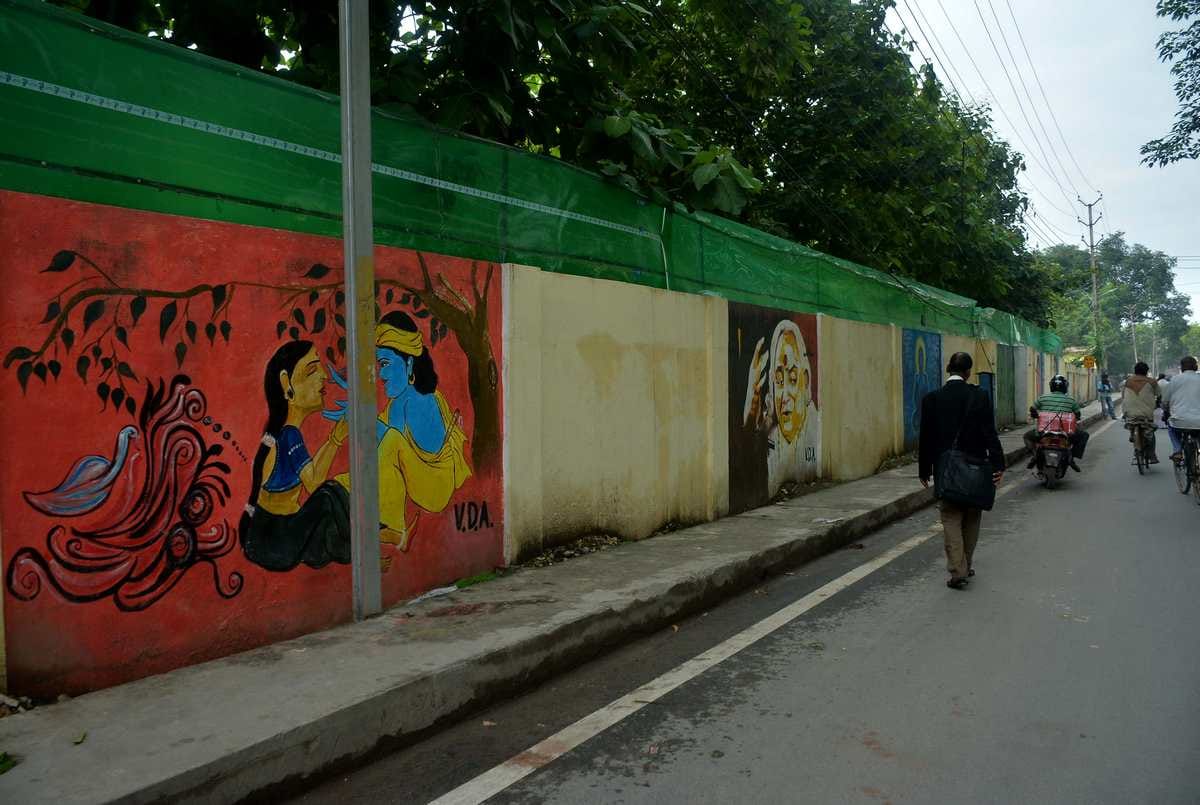 artist show badalata banars in mural art paintings