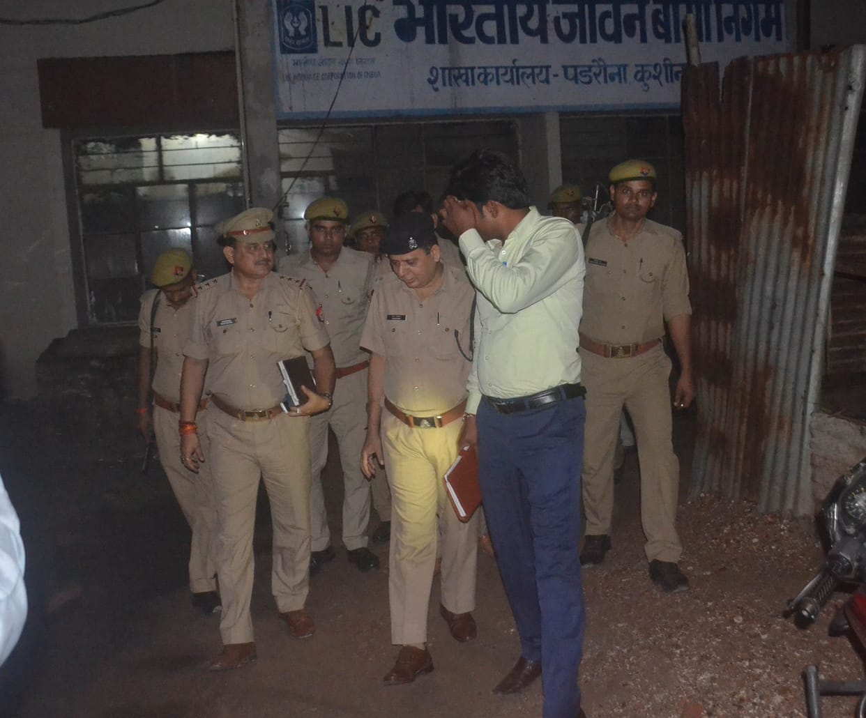 एडीएम ,एएसपी और एसडीएम ने नगर के एसबीआई शाखा में की छापेमारी