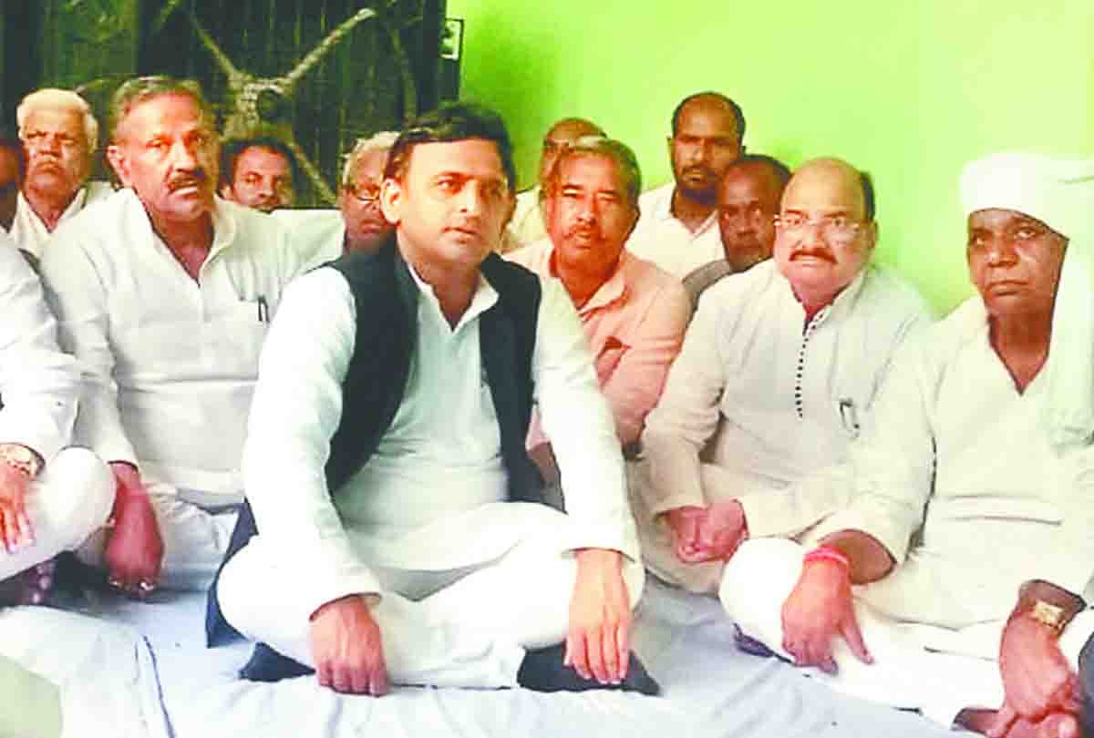 Akhilesh arrives to pay tribute to Former MP Darshan Singh Yadav
