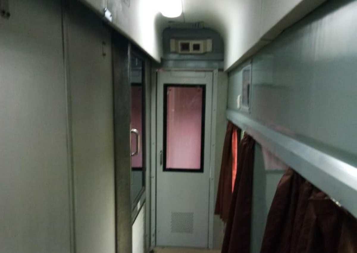 First smart coach train kaifiyat express reached in azamgarh