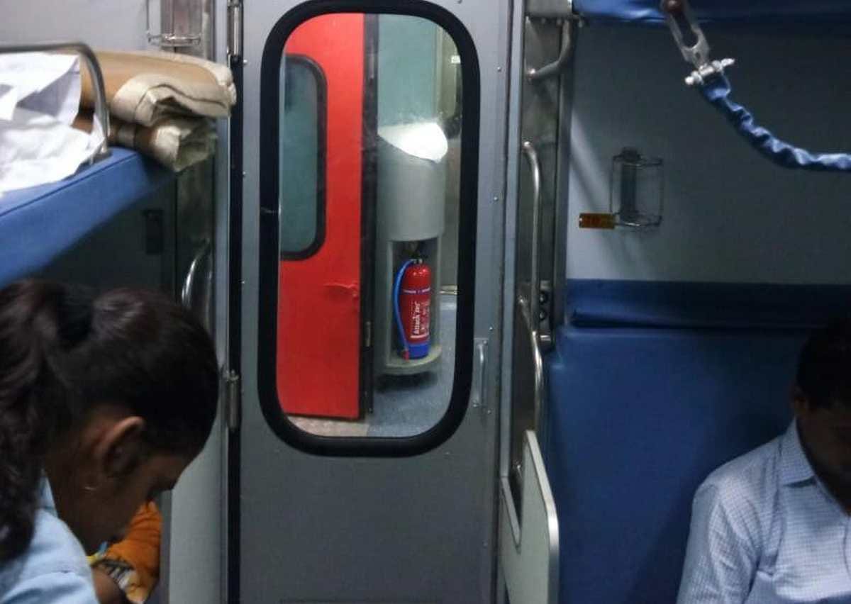 First smart coach train kaifiyat express reached in azamgarh