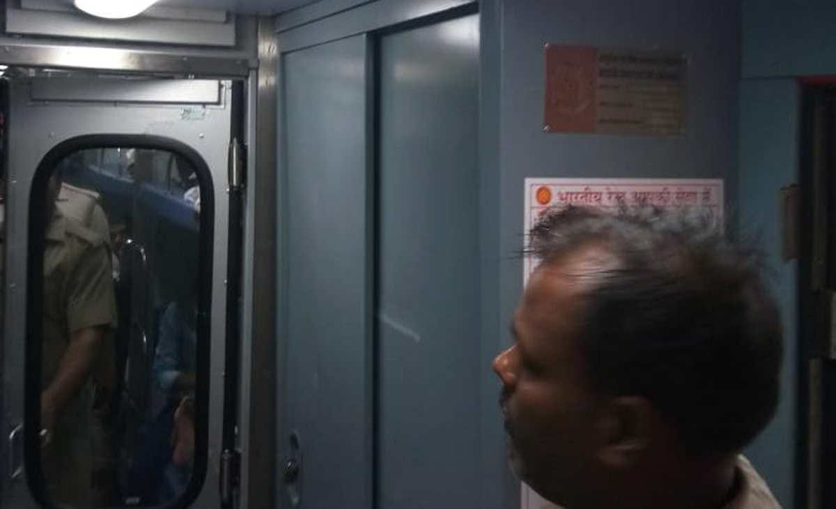 First smart coach train kaifiyat express reached in azamgarh