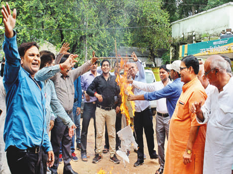 Blow a symbolic statue of the new pension scheme