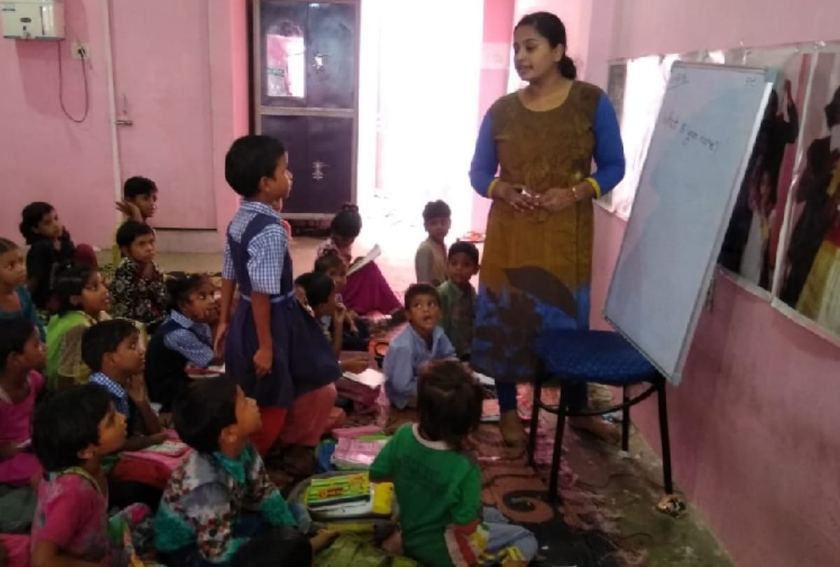 pooja vishwakarma is educating children of slum areas