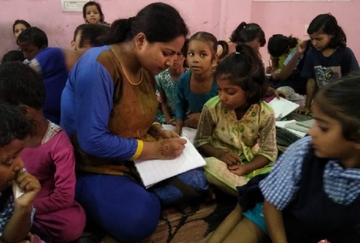 pooja vishwakarma is educating children of slum areas