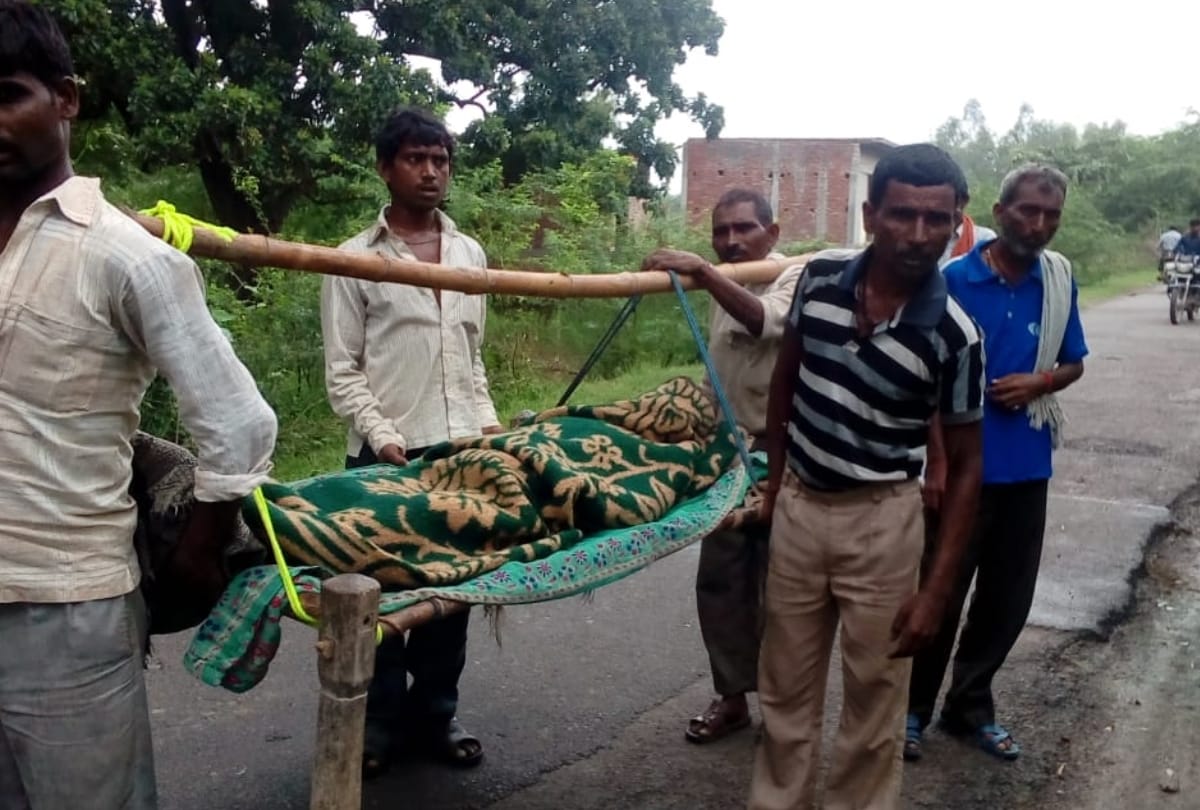 UP : attendants carried the patient on a cot to the hospital
