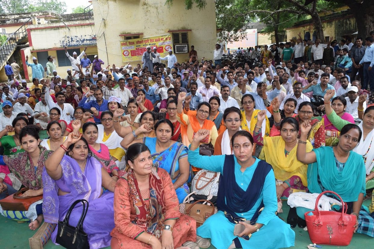 Corona period: salary not getting on time Gaya Municipal Corporation employees sit on dharna