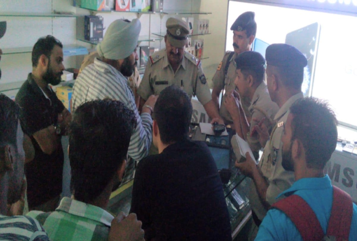 40 lakhs rupees mobile theft from showroom at paonta sahib
