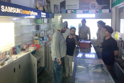 40 lakhs rupees mobile theft from showroom at paonta sahib