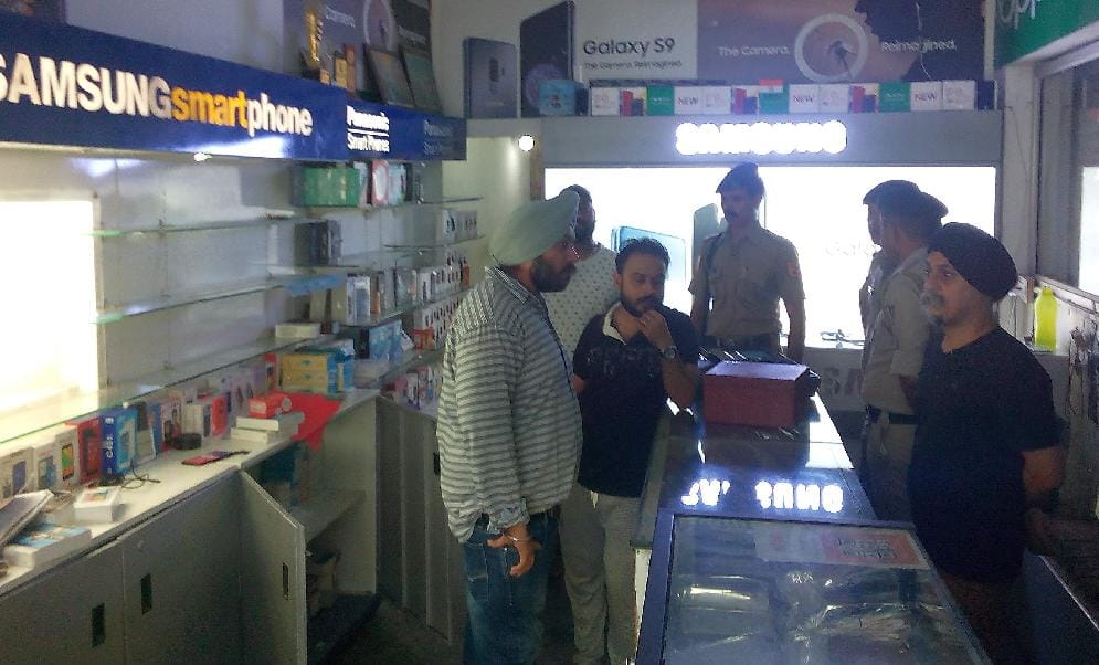 थाने से महज पांच सौ मीटर दूर लाखों की चोरी, कहां थी पुलिस