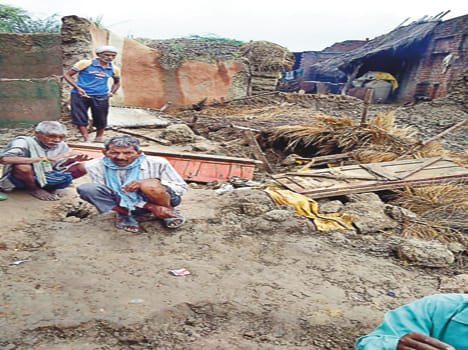 Crude wall falls, 2 female deaths